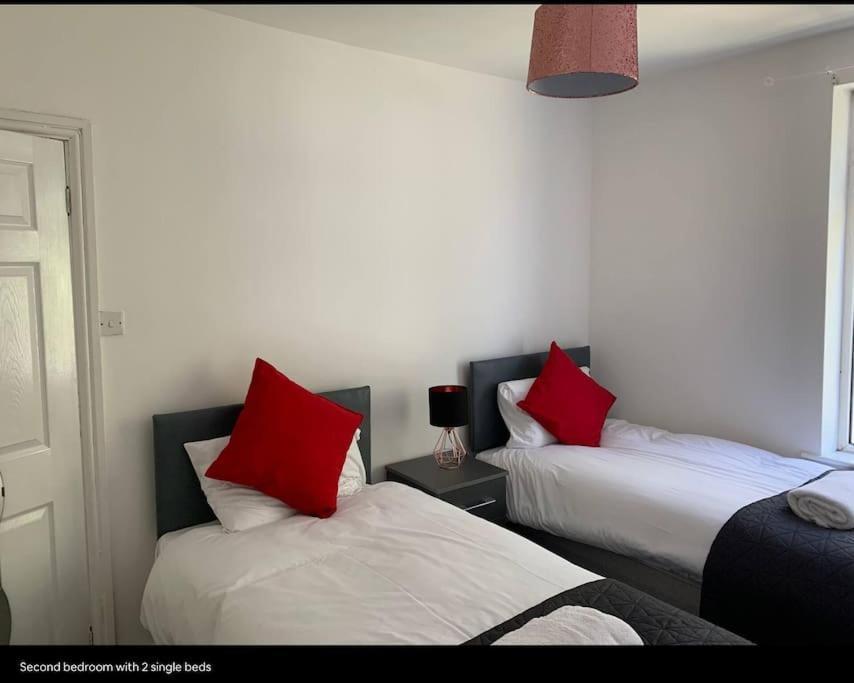 Wv1 Budget Contractor Stays- 5 Beds - Discounts Ok Wolverhampton Dış mekan fotoğraf
