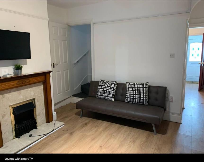 Wv1 Budget Contractor Stays- 5 Beds - Discounts Ok Wolverhampton Dış mekan fotoğraf