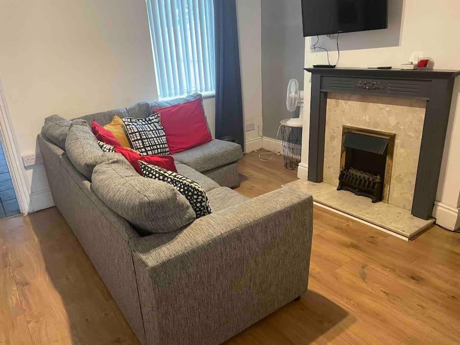 Wv1 Budget Contractor Stays- 5 Beds - Discounts Ok Wolverhampton Dış mekan fotoğraf