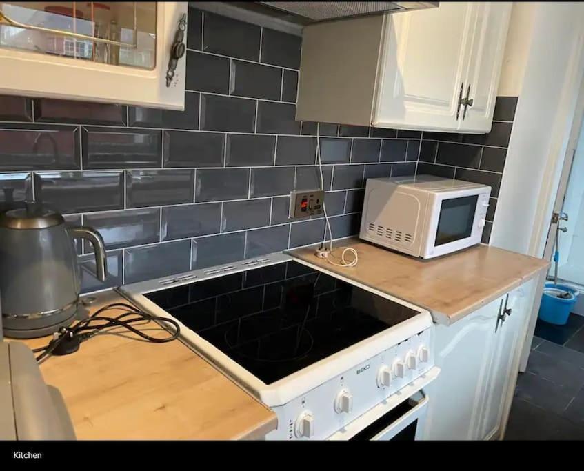 Wv1 Budget Contractor Stays- 5 Beds - Discounts Ok Wolverhampton Dış mekan fotoğraf