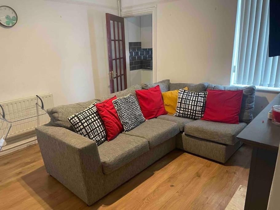 Wv1 Budget Contractor Stays- 5 Beds - Discounts Ok Wolverhampton Dış mekan fotoğraf